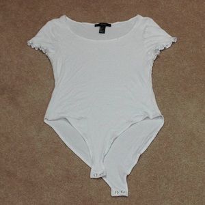 Ruffled sleeve bodysuit with light ribbing